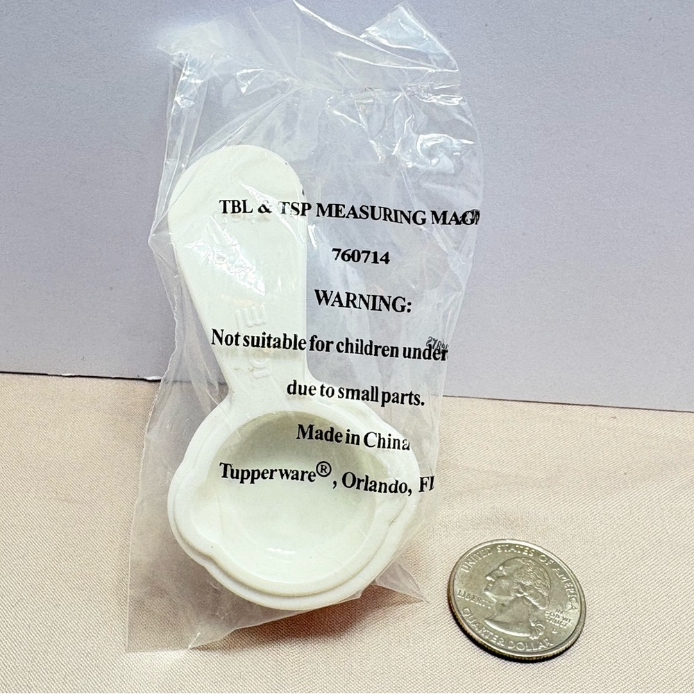 Tupperware Cream colored table and tea spoon Measuring Set magnet